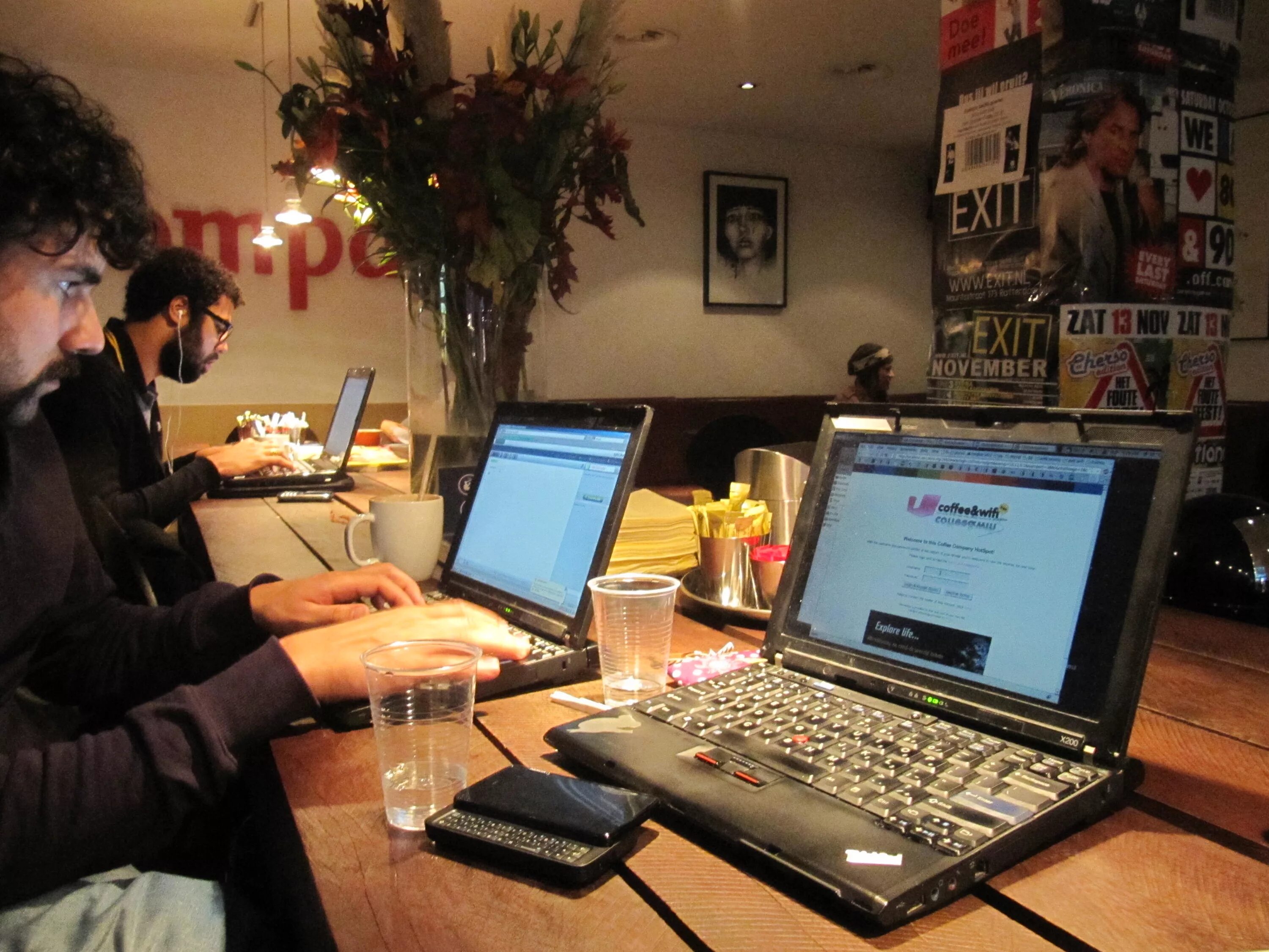 Интернет кафе работает. Современный компьютерный зал. Компьютерный центр. Уютное интернет кафе. Интернет кафе.