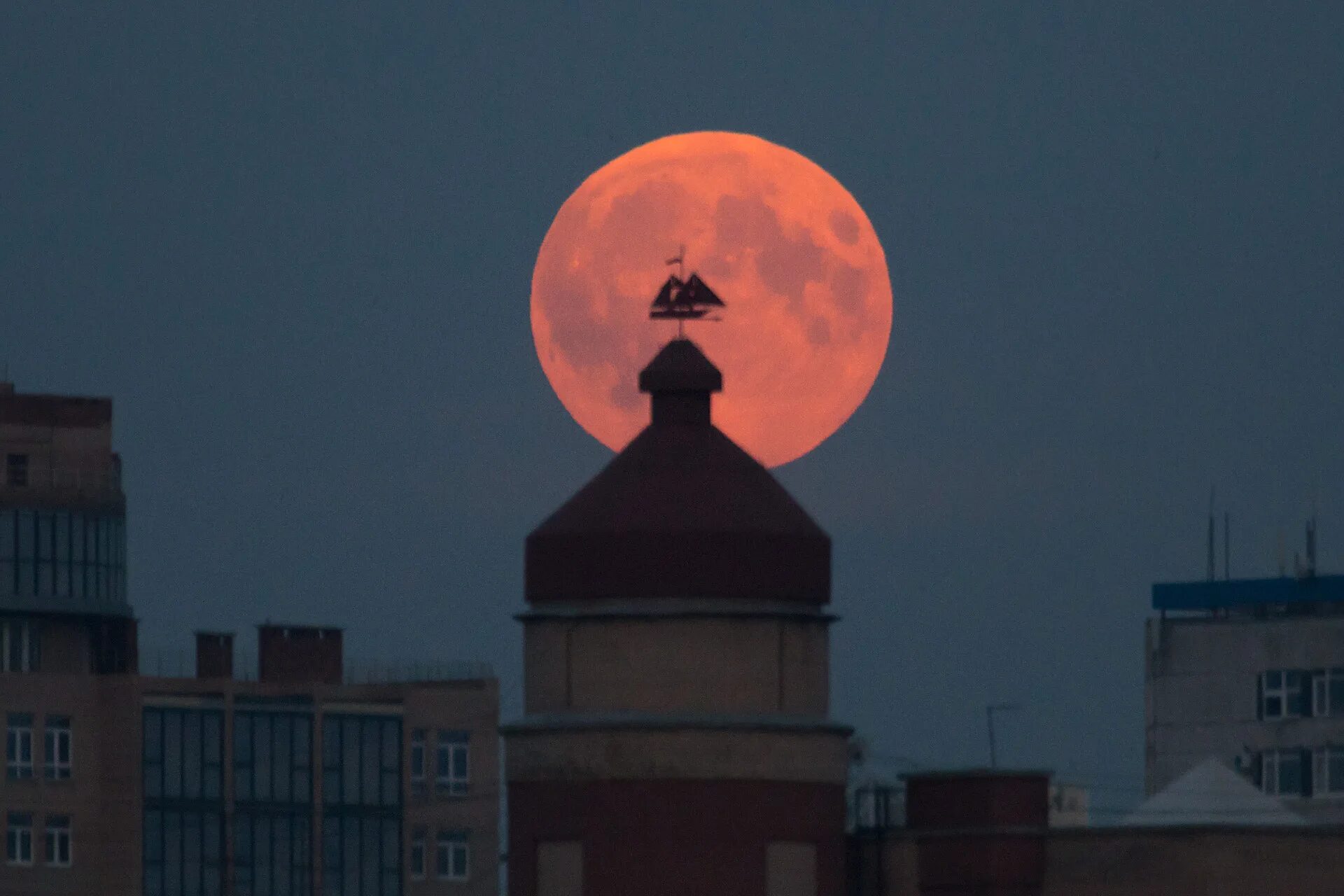Песни красная луна. Кровавая Луна явление. Кровавая Луна Челябинск. Кровавая Луна астрономическое явление. Кровавая Луна над городом.