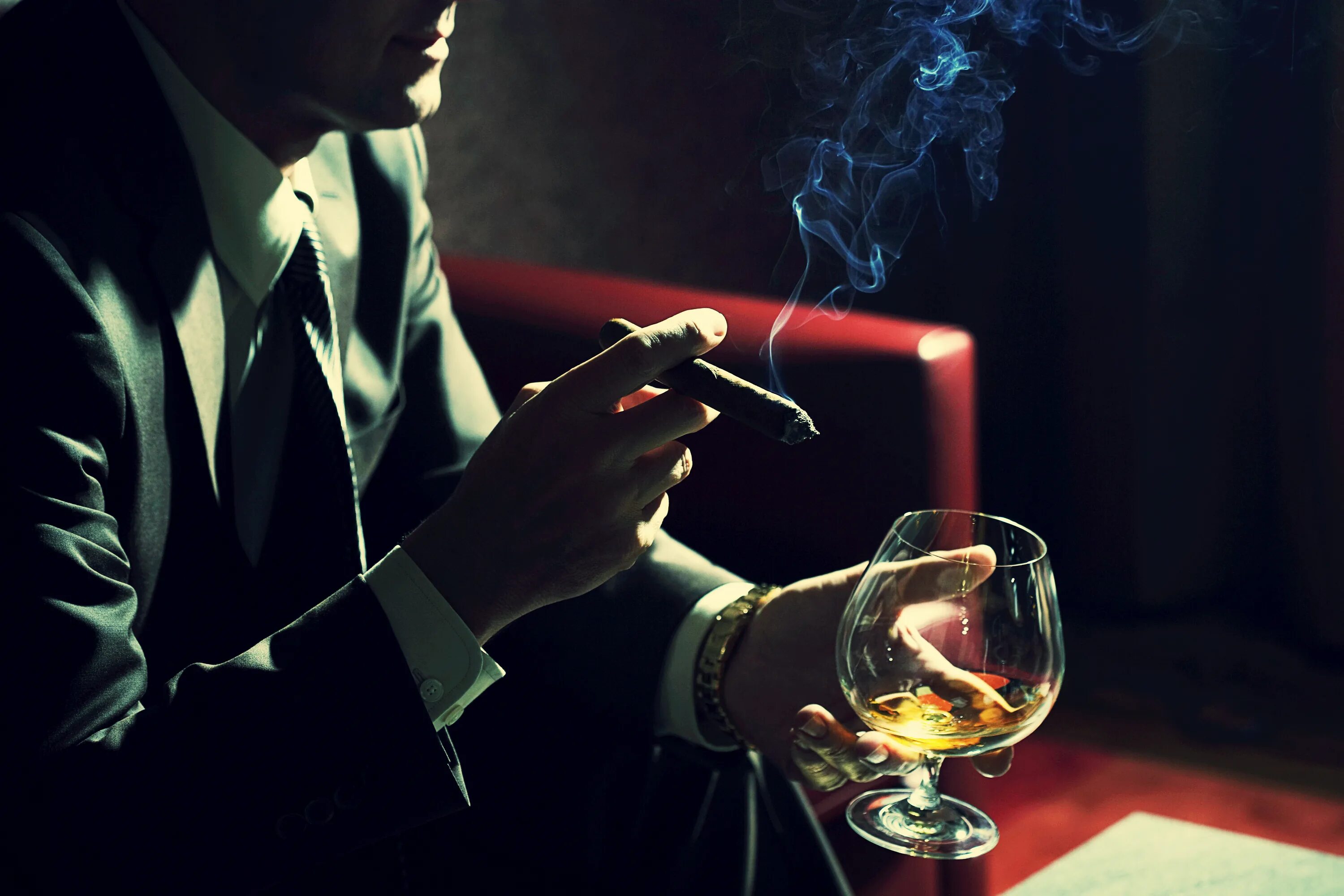 Мужчина с сигарой. Мужчина с сигарой и виски. Мужчина с бокалом в руке. Мужская рука с бокалом. Не потушит боль сигаретный дым дорогой коньяк