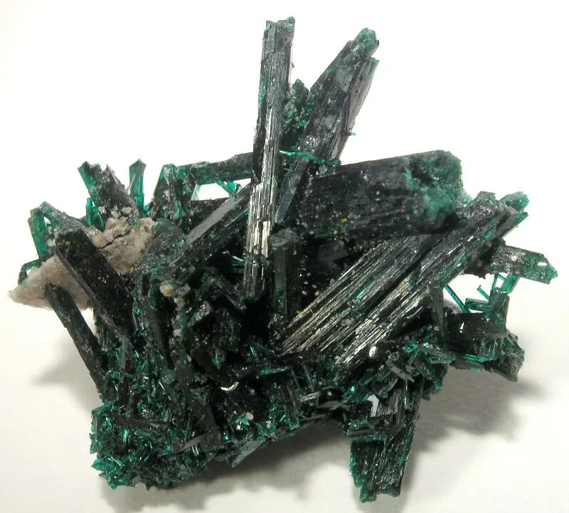 Brochantite. Брошантит камень. Кризувигит. Украшения из брошантита.