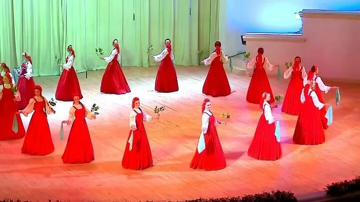 Хоровод реченька. Легендарный ансамбль березка. Лебеди березка ансамбль. Шаг березки. Плывущий шаг в ансамбле березка.