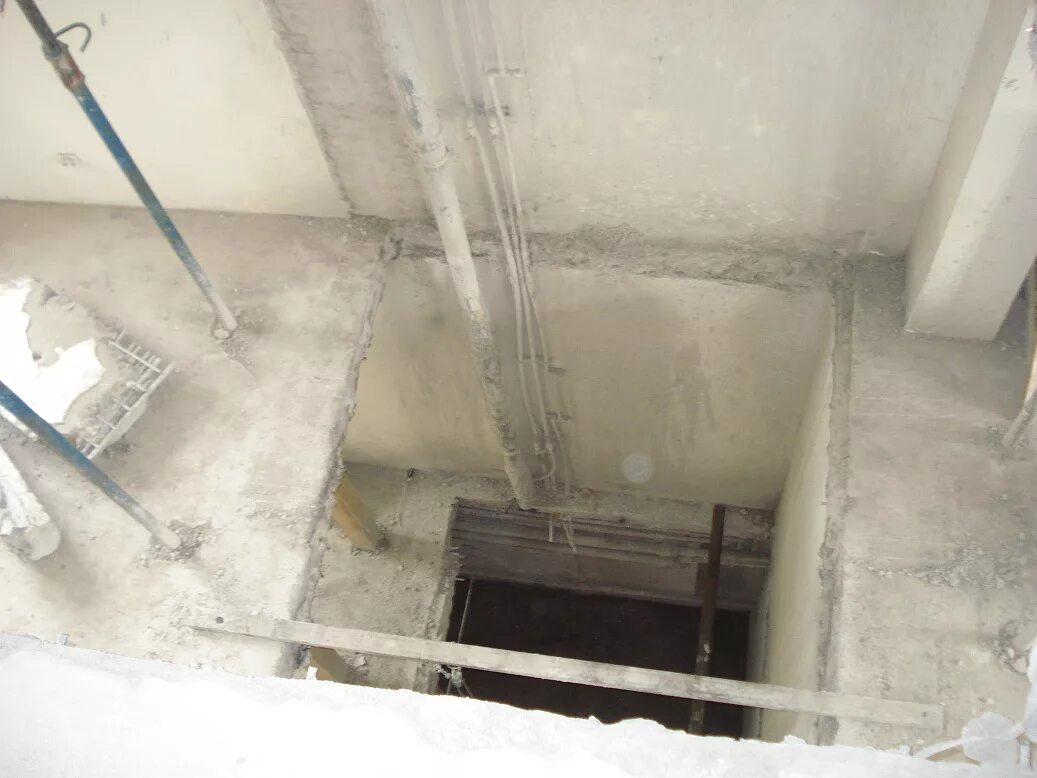 отверстия в перекрытии 100мм. металлические балки внутри монолитного перекрытия. обрамление проема в перекрытии. лестничный проем в плитах перекрытия. обрамление отверстий в перекрытии.