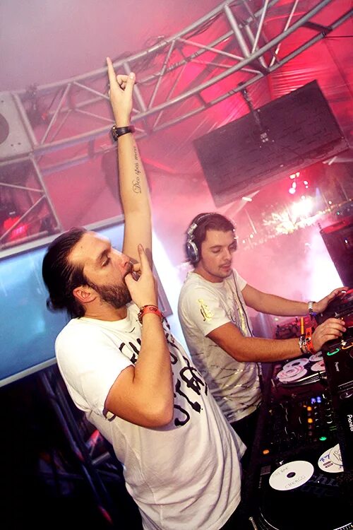 Supermode музыкант. Axwell девушка. Axwell прическа. Supermode