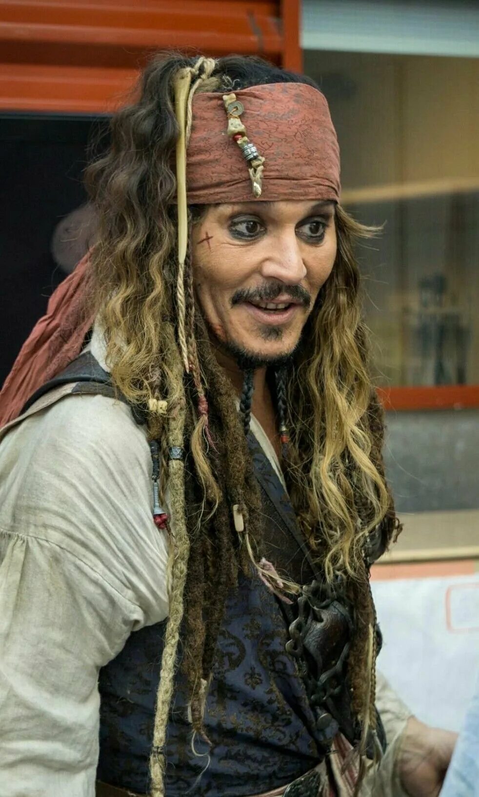 Пираты Карибского моря Джек Воробей. Джонни Депп Капитан. Актер Джека воробья в пиратах. Джонни Депп Джек Воробей фото.