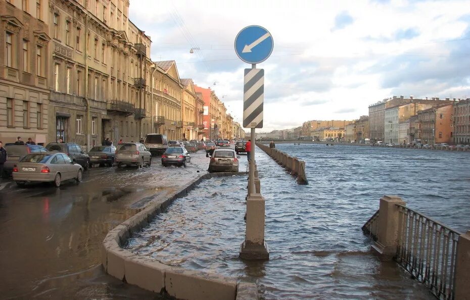 На реке неве на воде. Наводнение на Неве в Санкт-Петербурге. Наводнение в Санкт-Петербурге 2005. Нагонные наводнения в Санкт-Петербурге. Река Нева наводнение.
