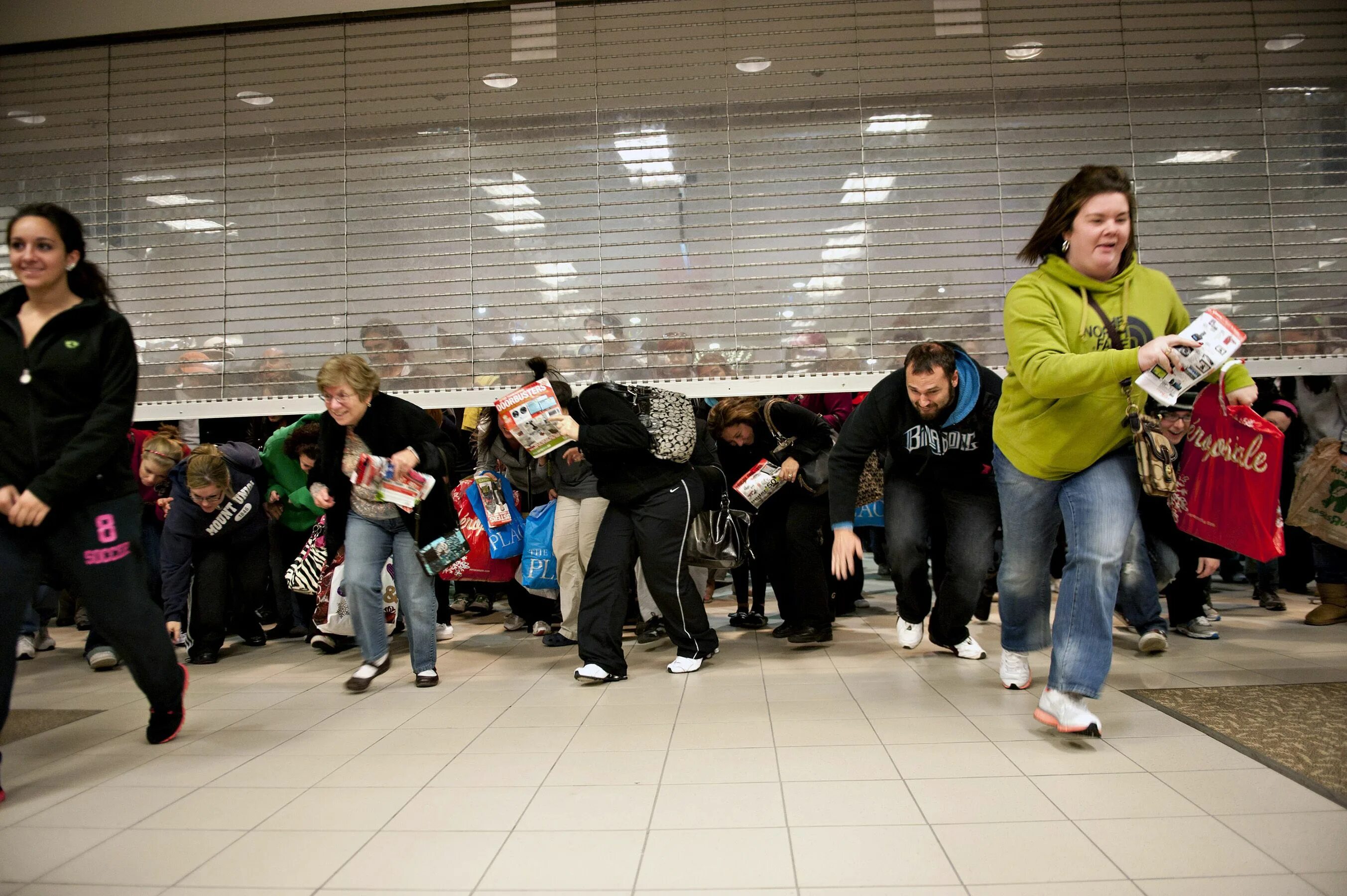 Ожидаемое открытие. Ажиотаж в магазинах. Люди бегут в магазин. Толпа в магазине. Бежит в магазин.