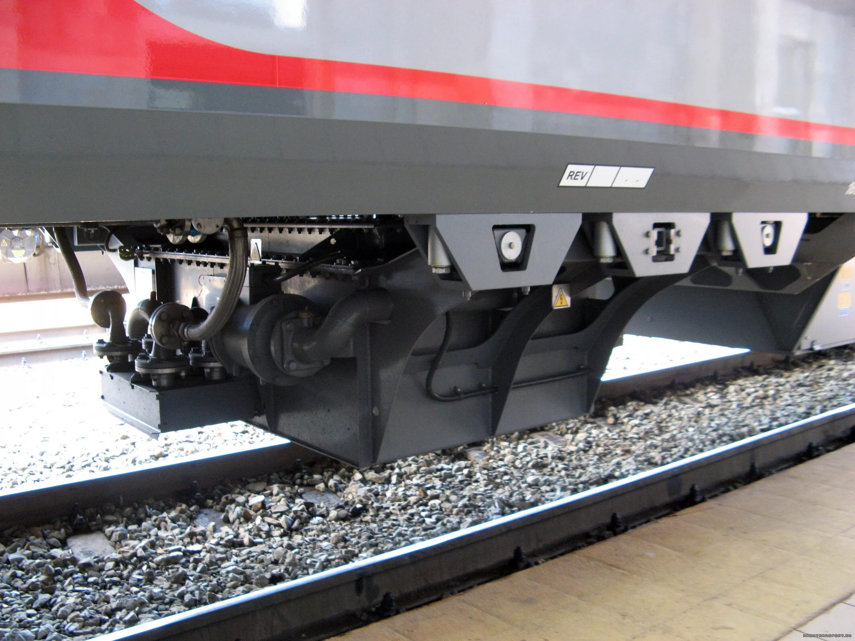 Электропоезд эс1 подвагонное оборудование. Вагонный преобразователь 110/220. Подвагонные ящики эд4м. Подвагонное оборудование эд4м моторный вагон. Оборудование под вагонами.