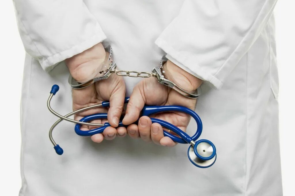 Уголовная ответственность медработников. Виды уголовной ответственности медицинских работников. Врач в наручниках. Уголовная ответственность врачей. Уголовная ответственность медработников.