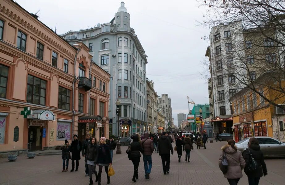 Москва арбатские переулки. Театр на Арбате Вахтангова. Улица Арбат, д 26 театр Вахтангова. Старый Арбат пешеходная улица. Арбат угол Староконюшенного пер..