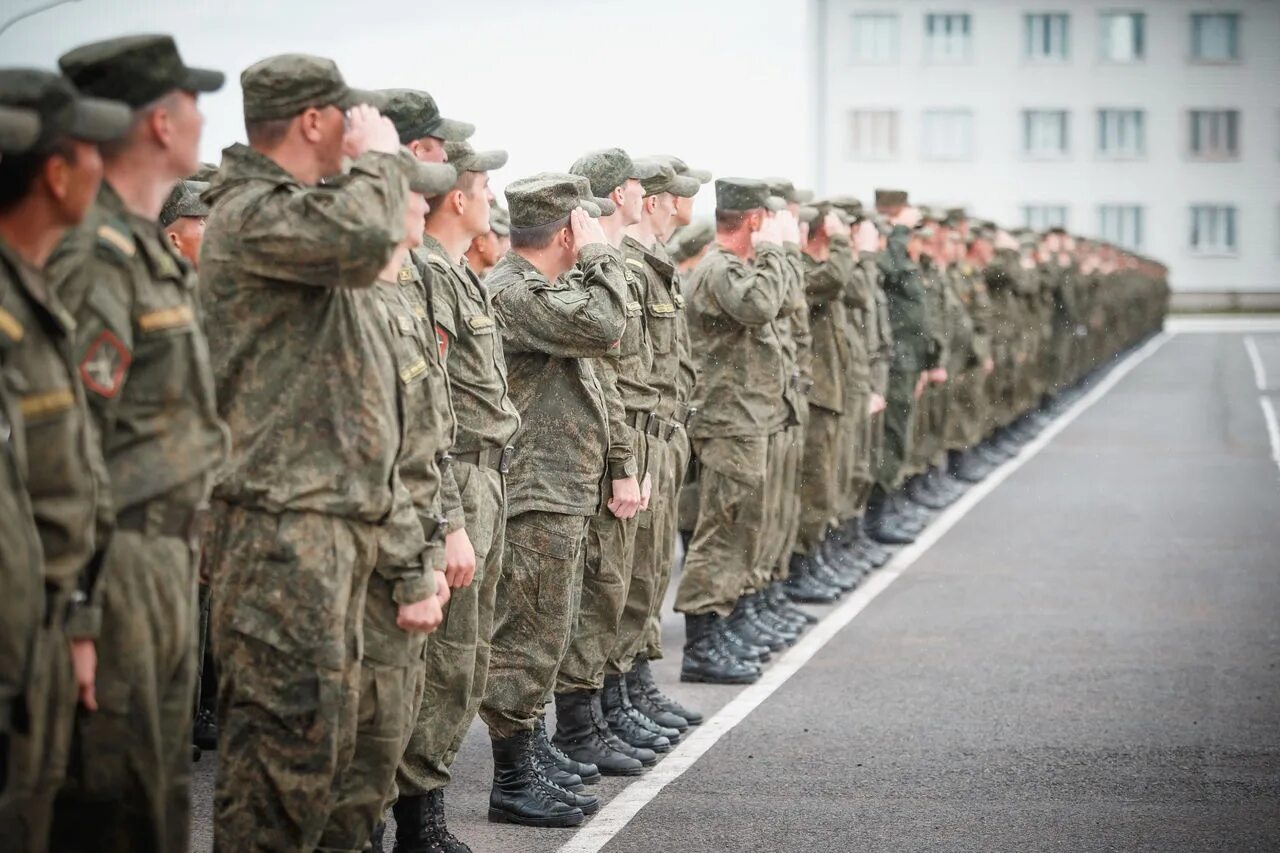 Армейский служащий. Военные контрактники. Контрактники в Российской армии. Солдаты в части. Построение солдат.