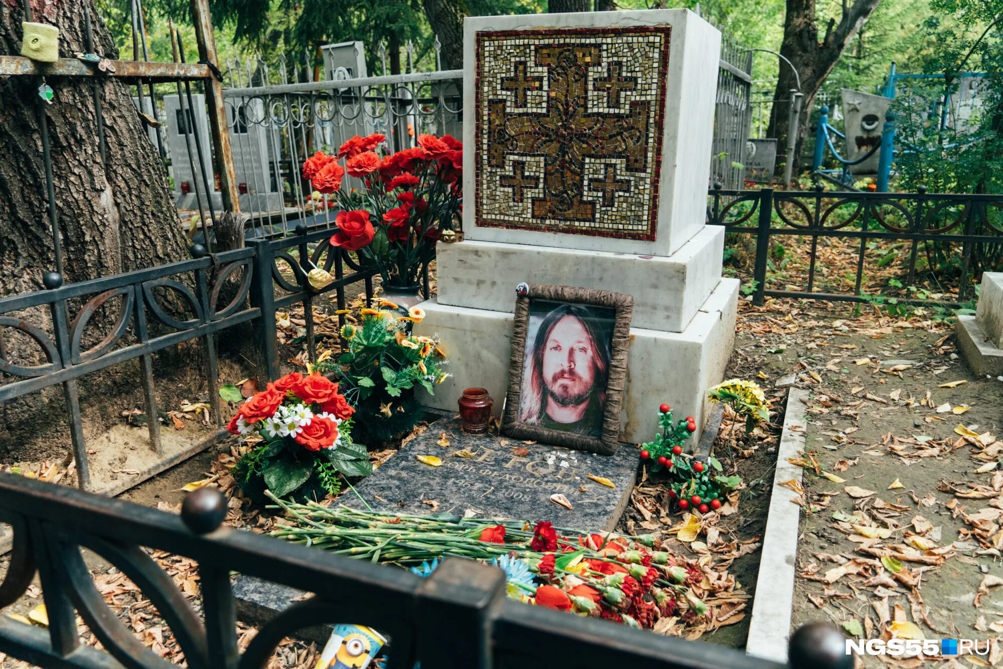 Как узнать на каком кладбище похоронен. Могила Егора Летова. Могила Летова. Могила Егора Летова в Омске.