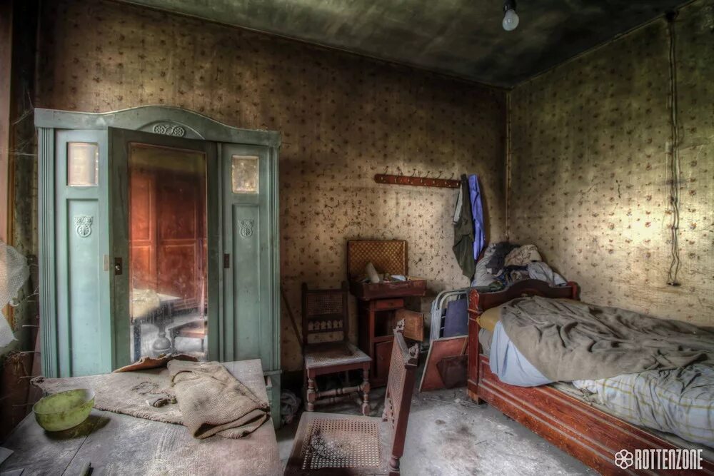 Убогая обстановка. Ужасная комната. Убогая обстановка. Старая заброшенная квартира. Заброшенная комната.