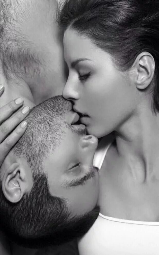 Woman kiss man. Красивый поцелуй. Мужчина и женщина нежность. Красивый поц. Нежность женщины.