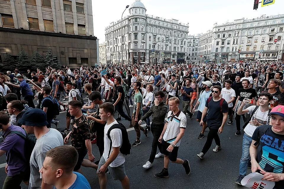 Картинка митинг. Митинг 10 августа 2019 в Москве. Массовые мероприятия. Толпа на площади. Толпа митинг.
