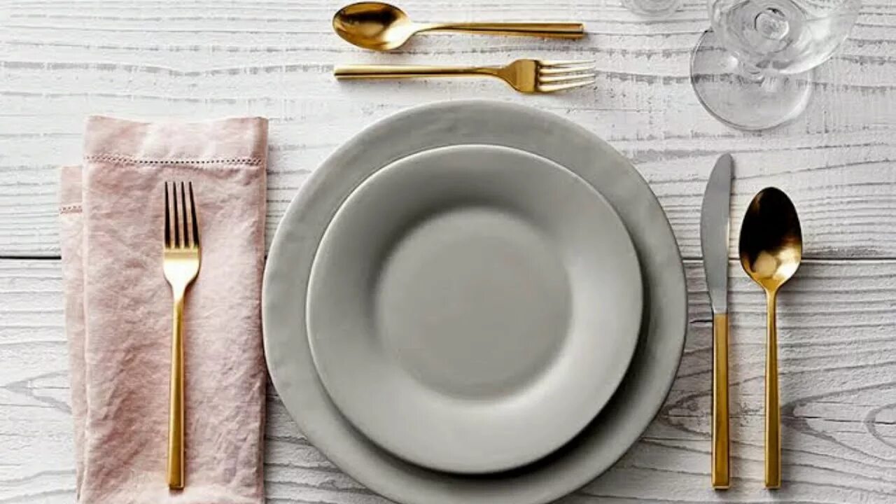Are the knife on the table