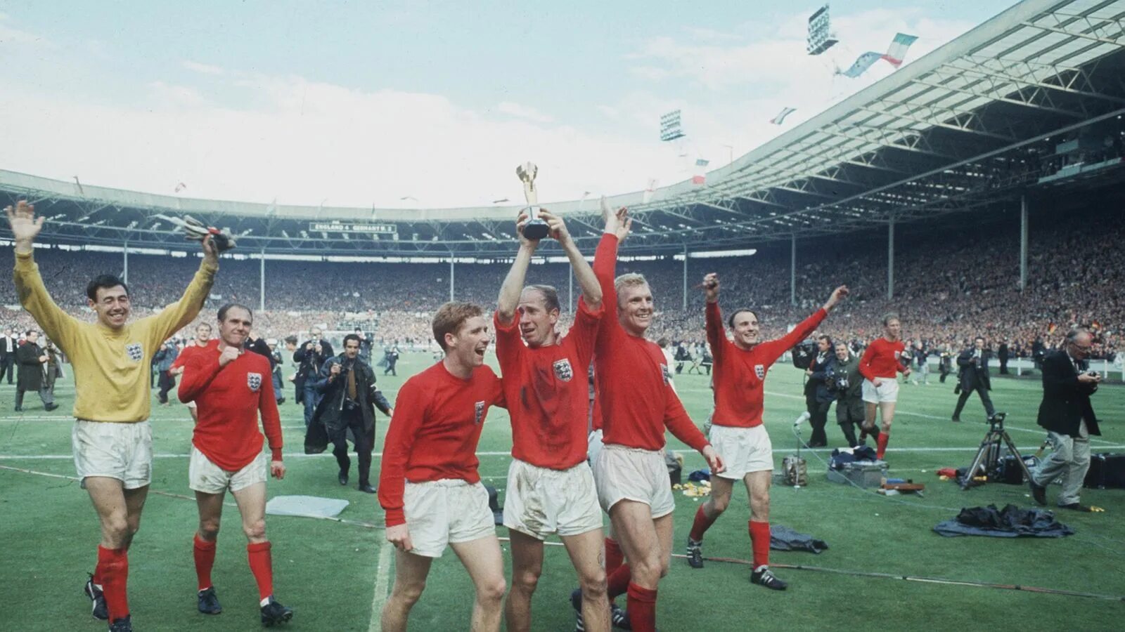 Чм по футболу 1966. Бобби чарльтон чм 1966. сборная англии чемпион мира 1966. бобби чарльтон сборная англии. англия чм 1966.