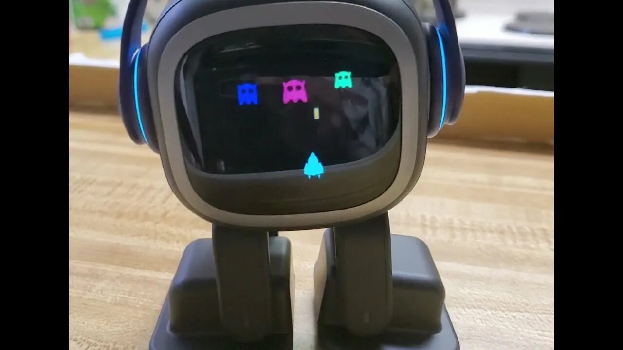 Робот эмо русский язык. Cozmo Robot эмо. Anki emo робот. Emo Robot цена. Настольный робот emo с искусственным интеллектом.