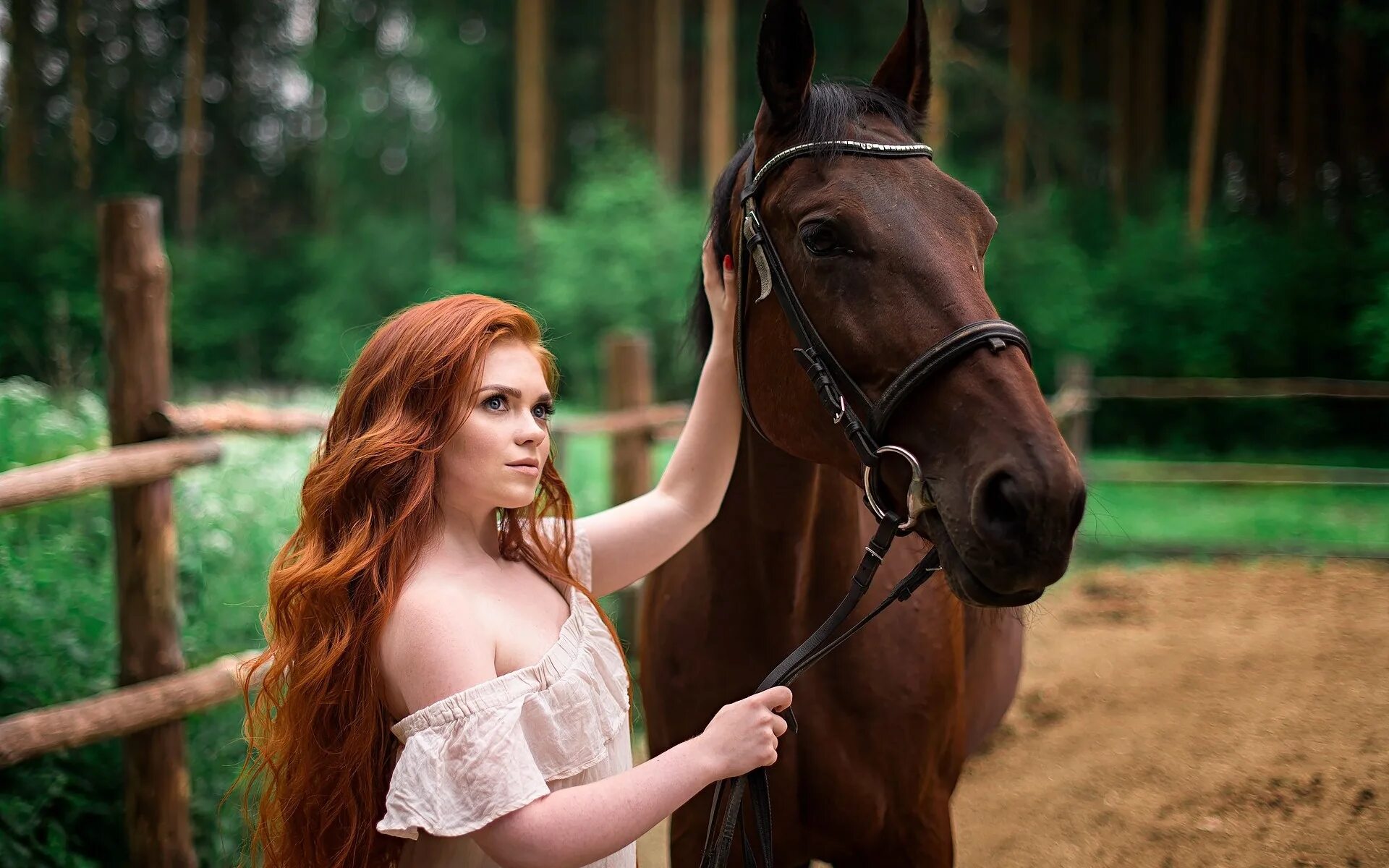 Redhead riding. Рыжая девушка на коне. Девушка с рыжими волосами на лошади. Рыжеволосая девушка с лошадью. Фотосессия с рыжим конем.