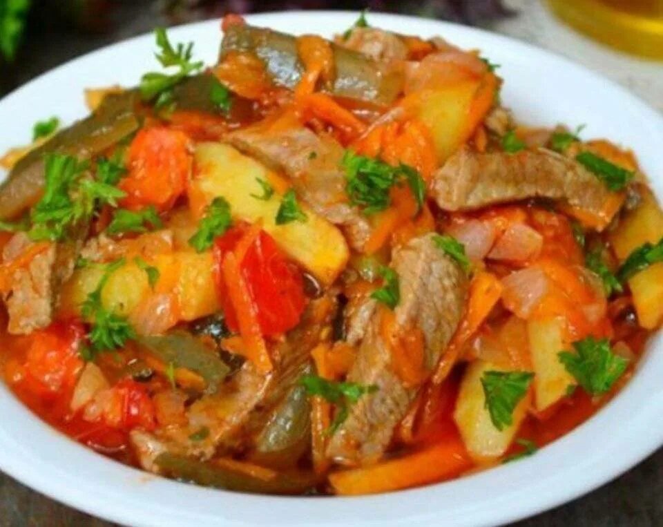 Классический рецепт азу по татарски из говядины. Татарское азу. Азу по-татарски с солеными огурцами. Татарское азу. Azu tatarsky.