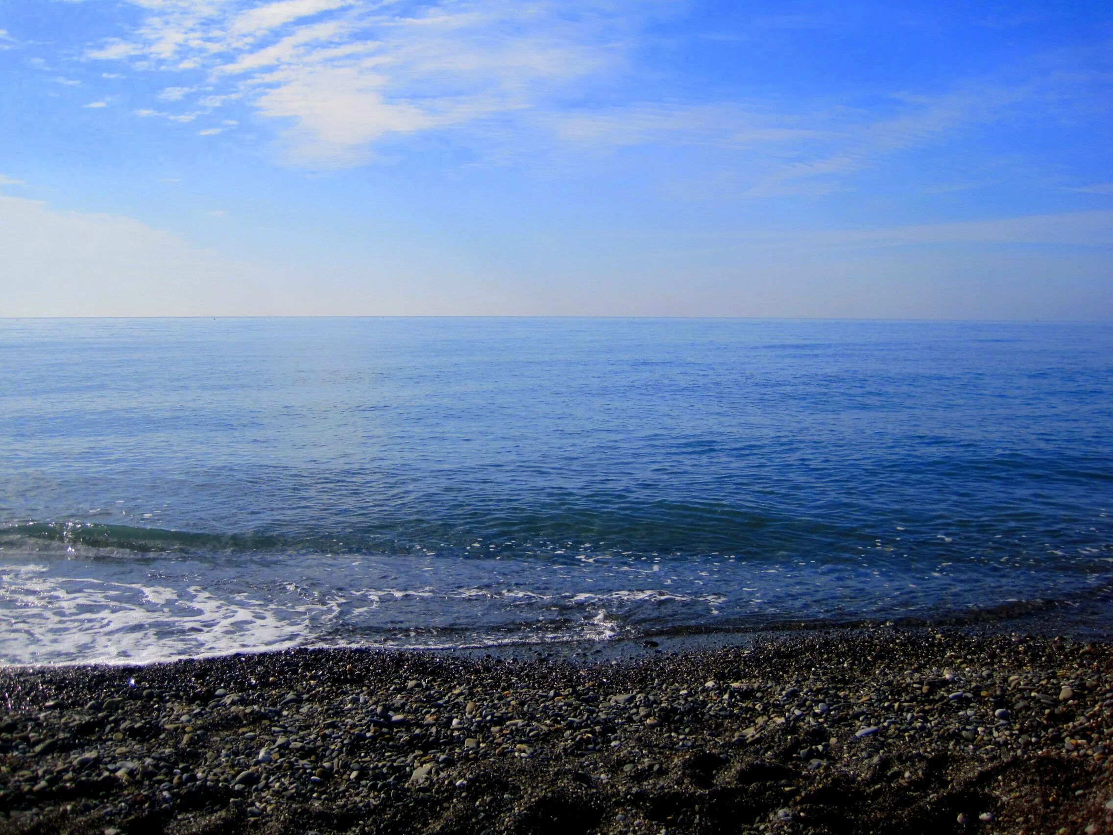 Сколько вода в море в сочи. Сочи Адлер море. Сочи Адлер черное море. Фосфорита черное море Адлер. Black Sea Адлер.