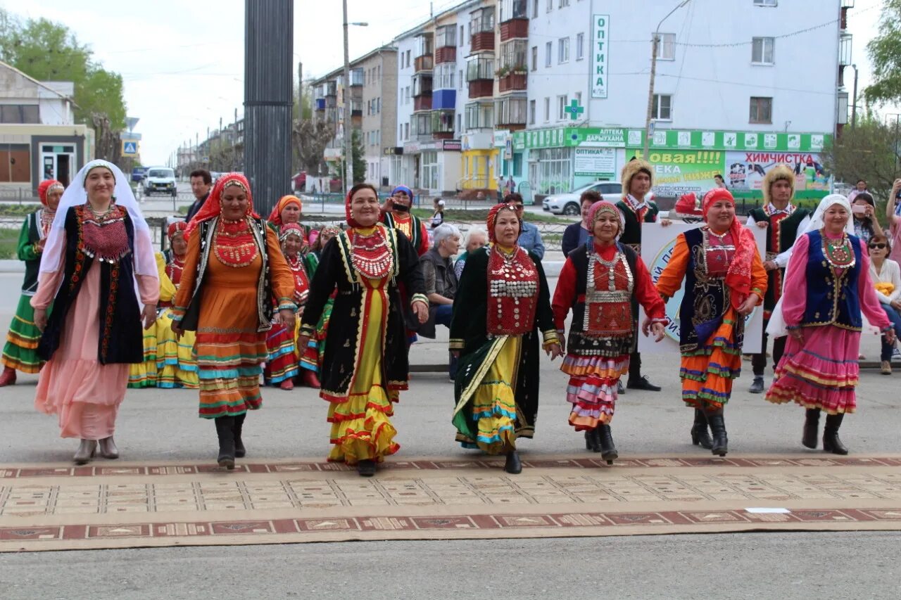 Народы Республики Башкортостан. Национальные костюмы народов Башкирии. Народы Республики Башкортостан костюмы. Национальный костюм народов Башкортостана одежда.