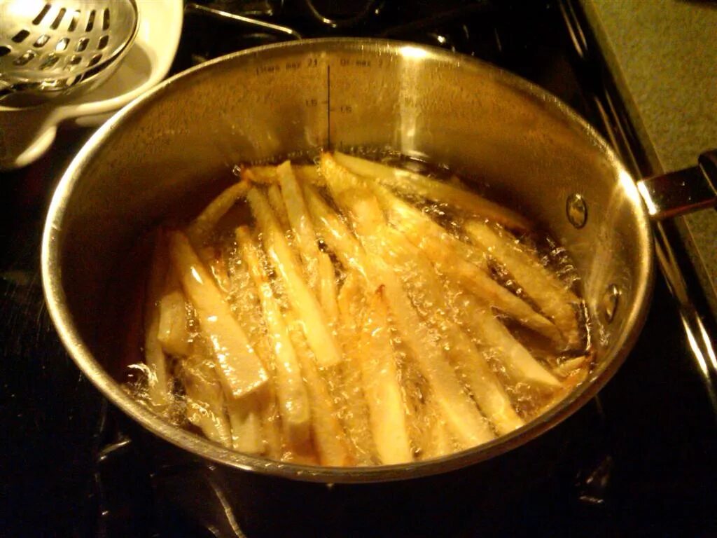 Картофель в подсолнечном масле. Картошка во фритюре.