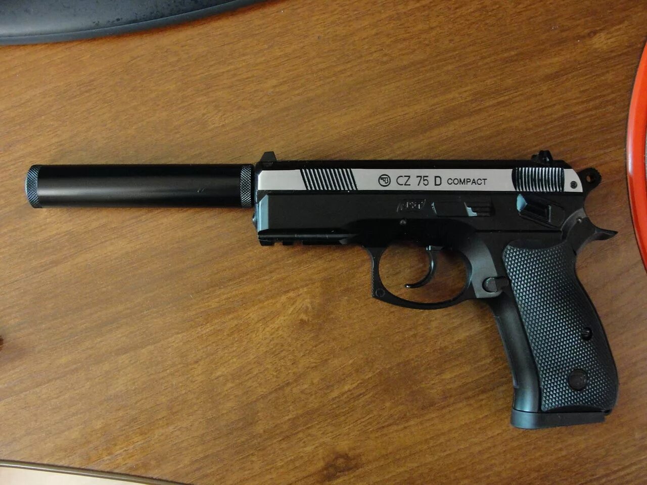 Компакт д. Cz 75 d Compact. ЧЗ 75 С глушителем.