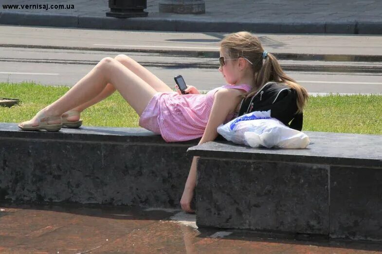 Ребенок прогуливает школу. Ксюша илюша никита и аня в школе. Девочка прогуляла школу. Девочка первоклашка. Фоллоу ми школе фото.