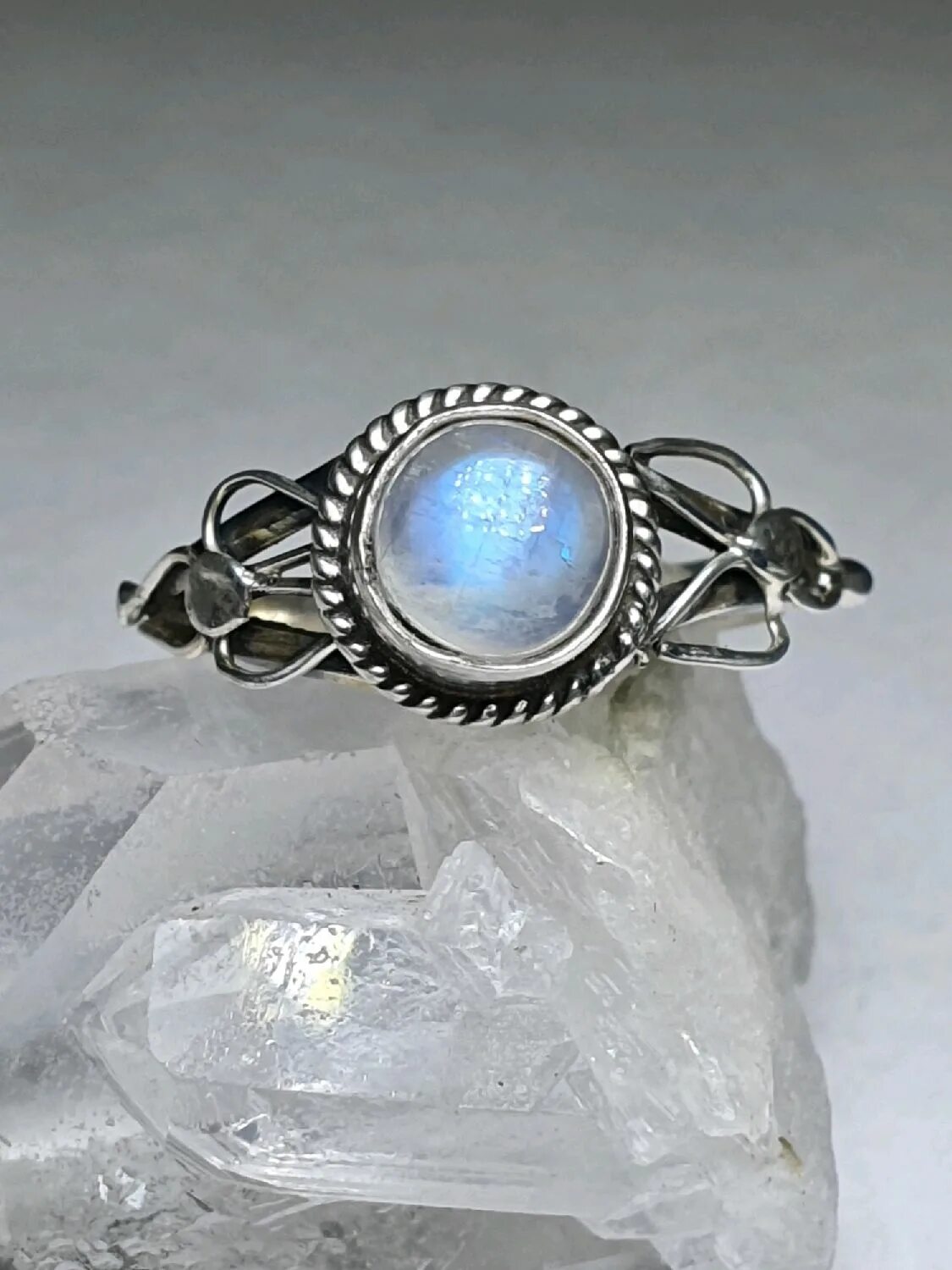 Лунный камень в серебре купить. Золотое кольцо с лунным камнем Санлайт. Кольцо с лунным камнем Санлайт. Кольцо серебро кго618 с лунным камнем. Кольцо Готланд с лунным камнем.