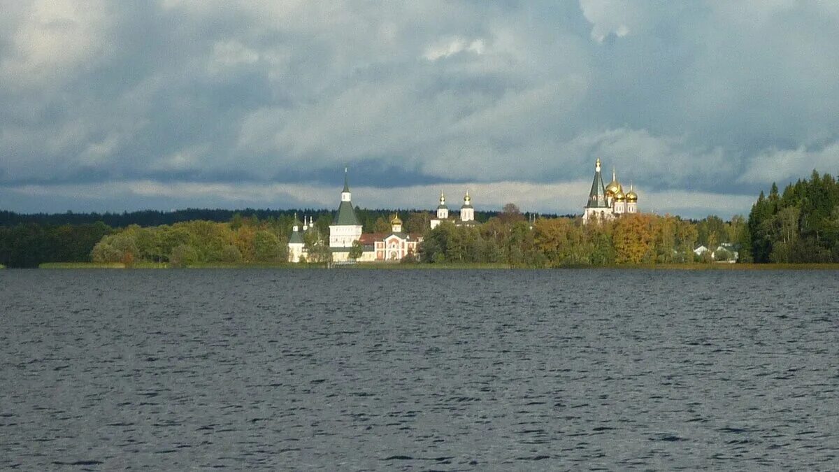 Валдай Новгородская область. Вид на Иверский монастырь с набережной Валдая. Пирс Валдай. Иверский монастырь с видом на озеро. Валдай население