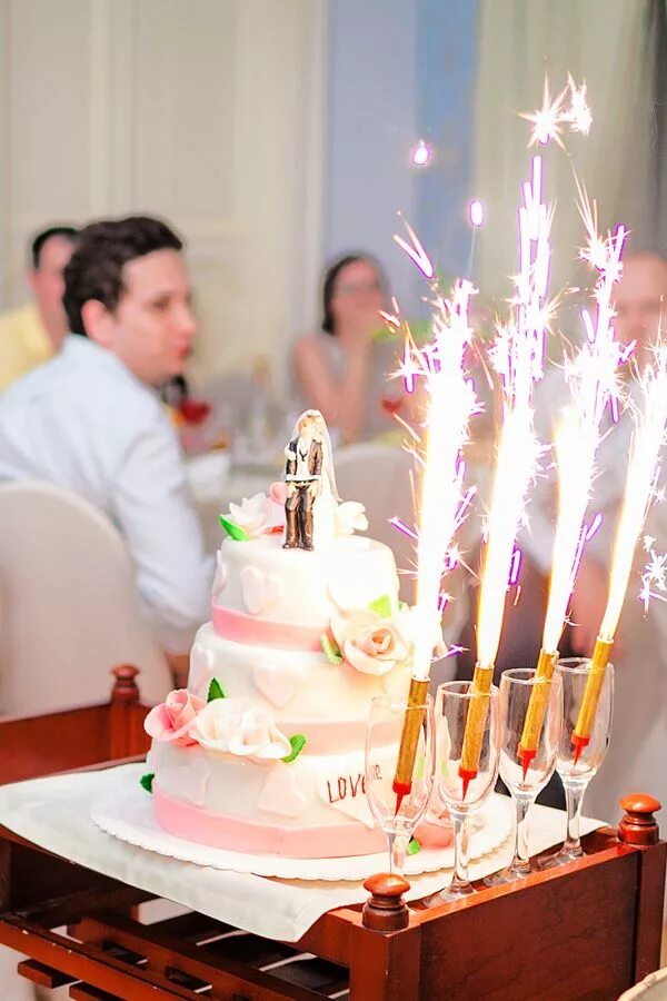 Свадебный торт-фонтан.. Фонтан холодный на торт. Свадебный торт с холодными фонтанами. Фонтаны на торт на свадьбу. Выносят торт
