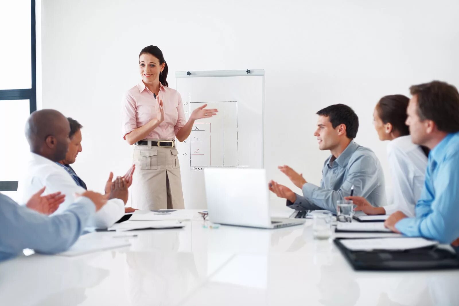 Группа людей за столом. The офис. Люди в офисе. Your company experience. Команда дизайнеров.