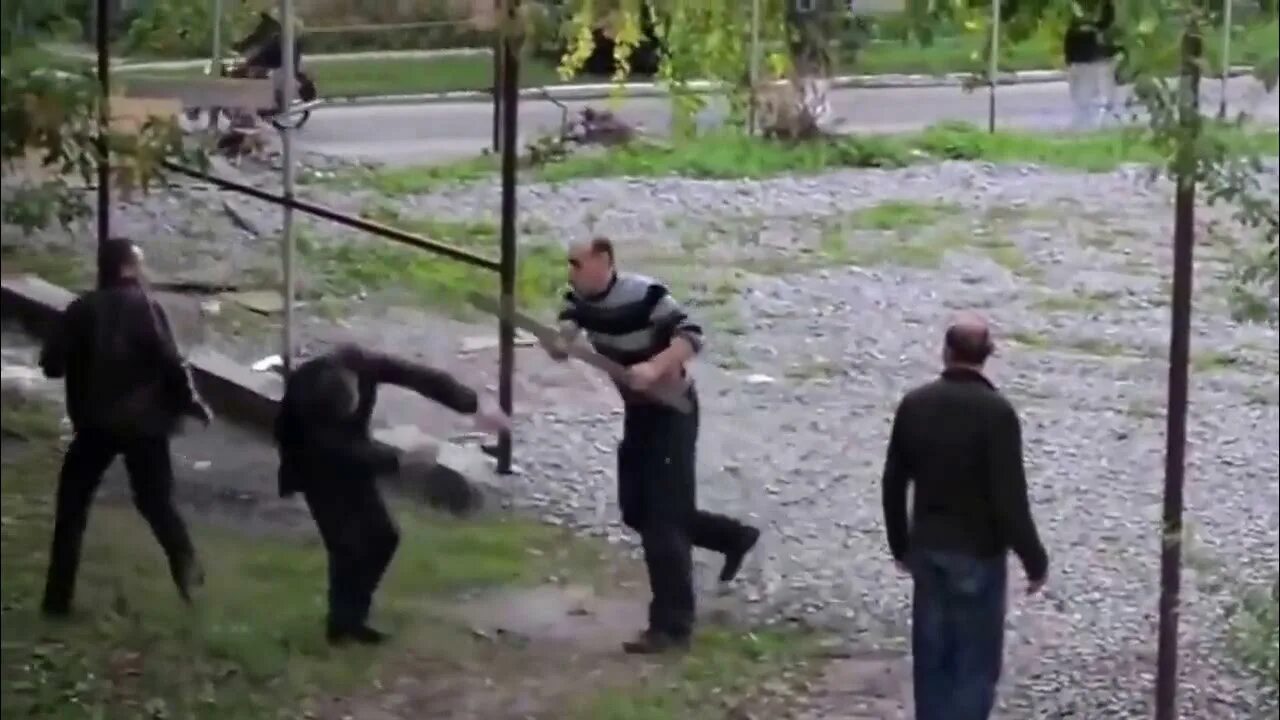 Девочку бьют палкой. Девочку бьют палкой