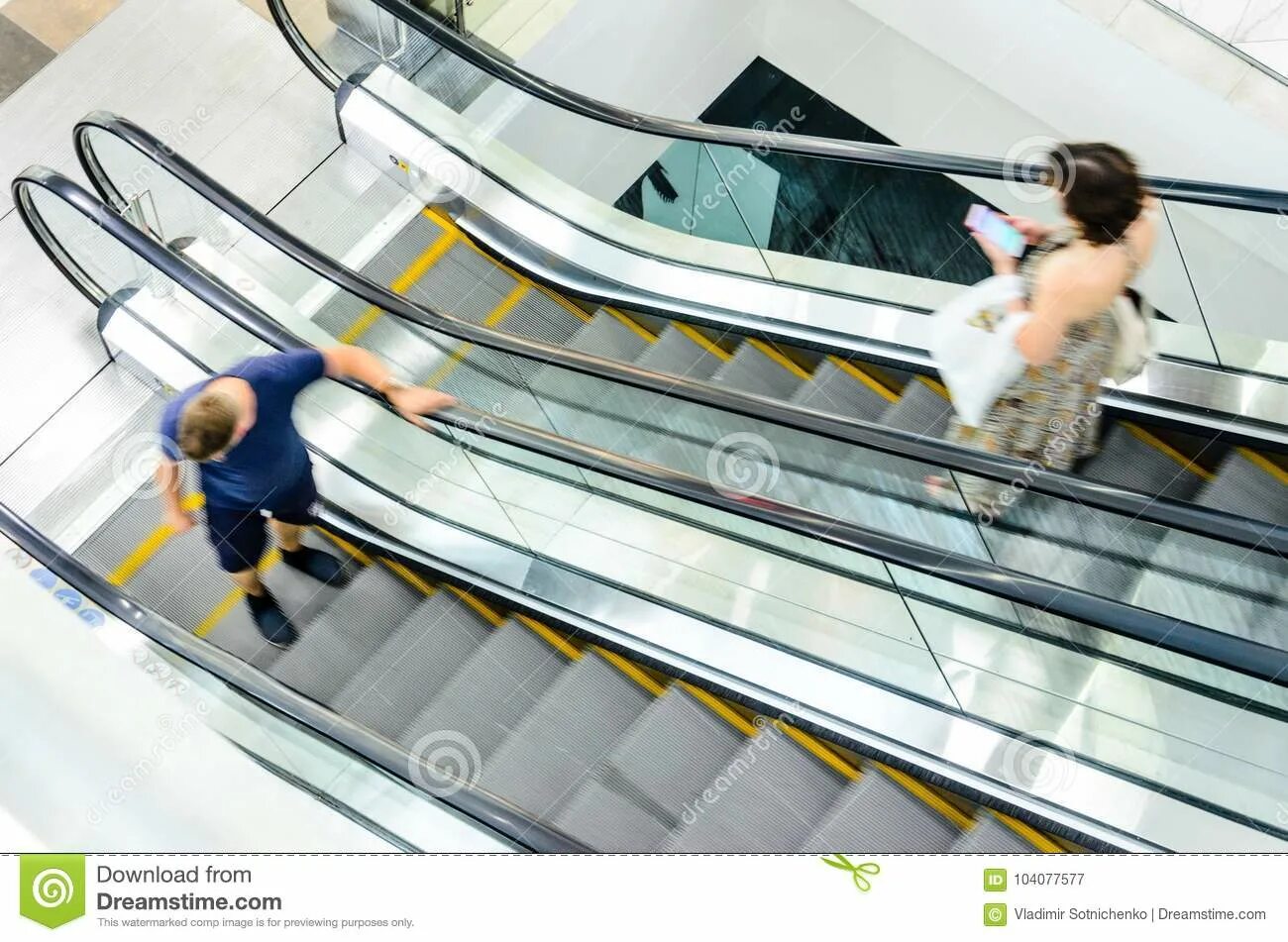 Сколько времени он был на эскалаторе. Dubai Mall эскалатор. Люди на эскалаторе. Человек бежит на эскалаторе. Эскалатор в движении.