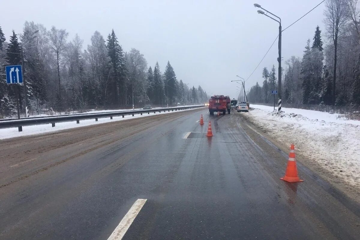 Трасса м10 аварии в тверской области. Авария на трассе м10 в тверской. Трасса м10 валдайский район. Дтп на трассе м10 сегодня. Дтп на трассе м10 сегодня.
