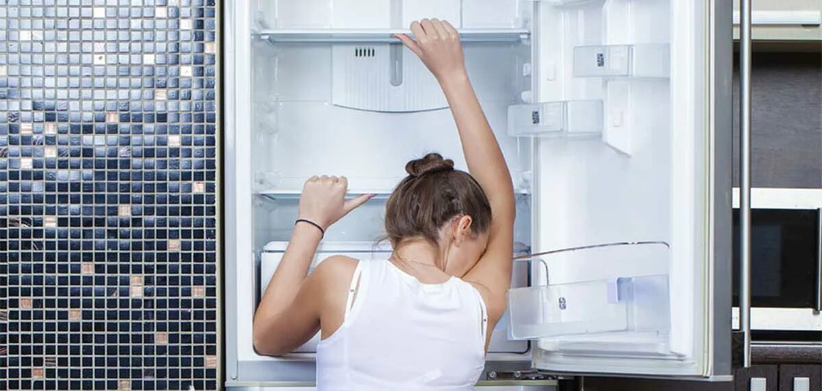 Broken Refrigerator. Холодильник, вода девушка. Стоит ли ремонтировать холодильник. The Refrigerator is broken. Холодная вода в холодильнике