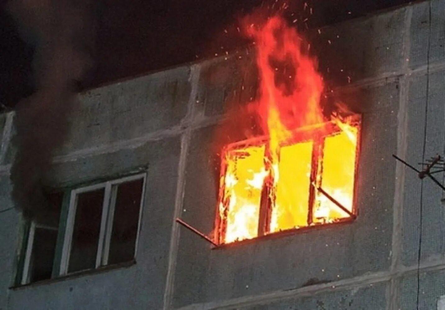 Пожар в квартире. Пожар в окне. Огонь из окна. Горящее окно. Сгоревшее окно