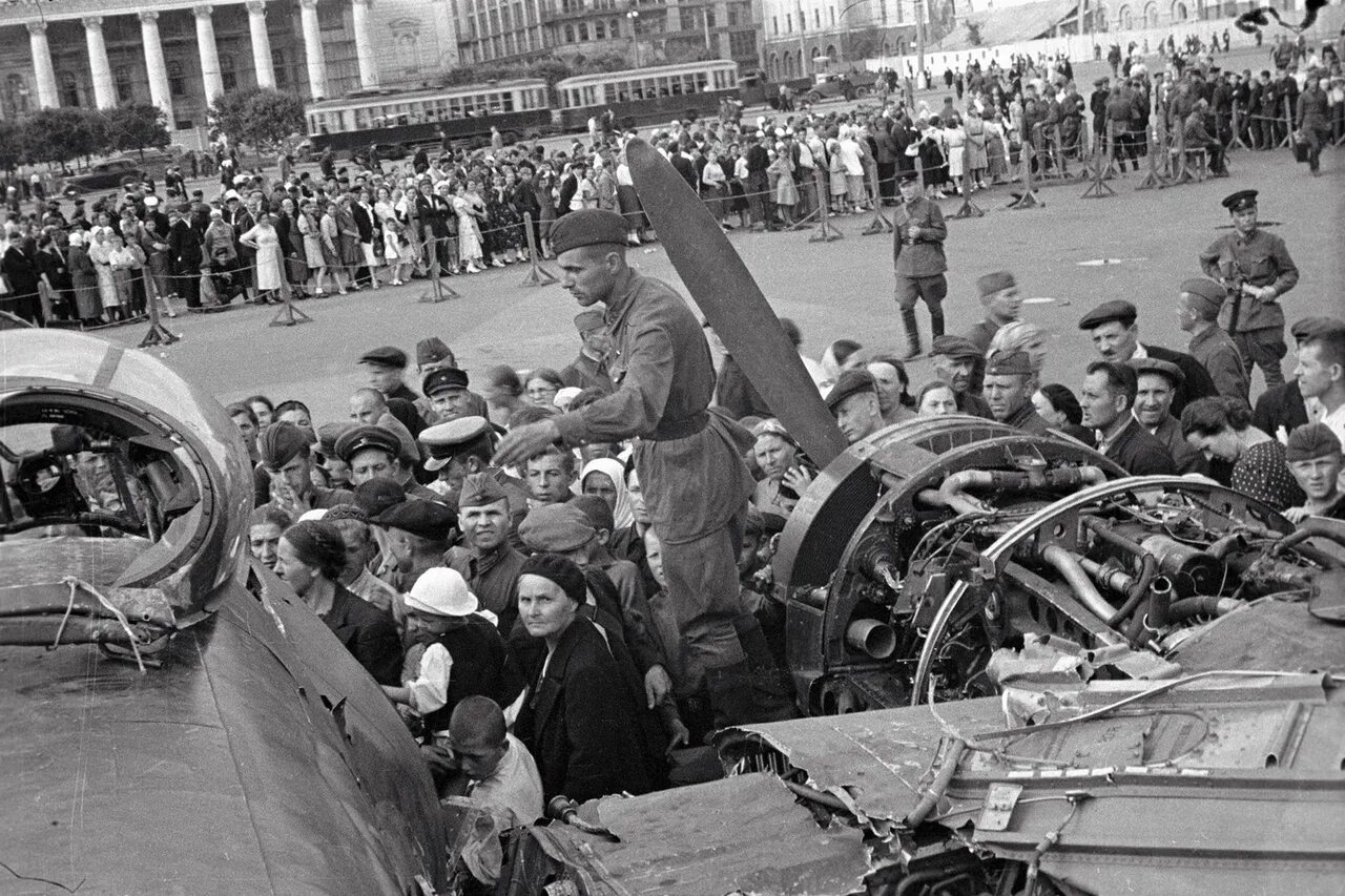 Москва летом 1941. Сбитый самолет в Москве 1941. Сбитый Юнкерс 88. Сбитый немецкий самолет в Москве 1941. Юнкерс 88 на площади Свердлова.