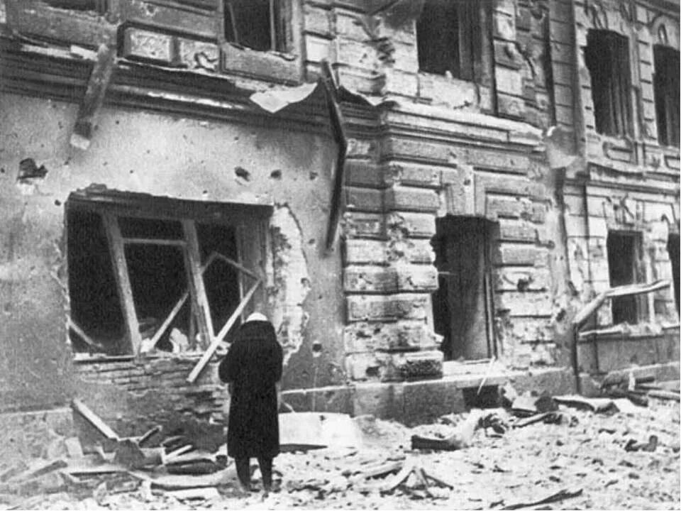 Здание блокадного ленинграда. Блокадный ленинград 1941-1945. великая отечественная война блокада ленинграда 1941. разрушенные здания блокадного ленинграда.