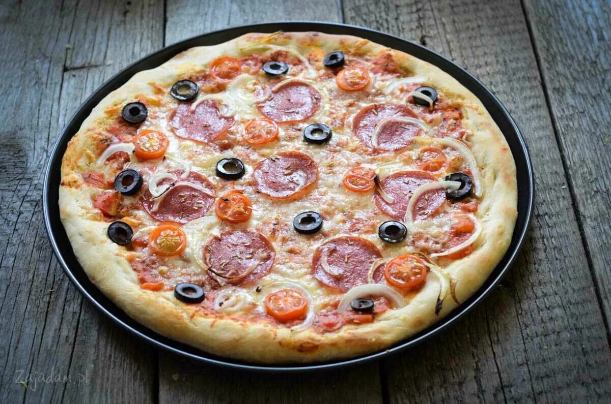Начинка для пиццы. Пицца в духовке. Пицца домашняя в духовке. Современная пицца. Вкусная пицца в духовке.