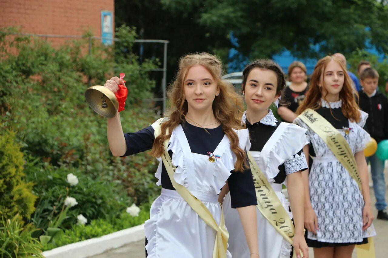 Видео на последний звонок 11 класс. Последний звонок 11 класс. Выпускницы 11 класса. Выпускники 11 класса. Фотосессия последний звонок.