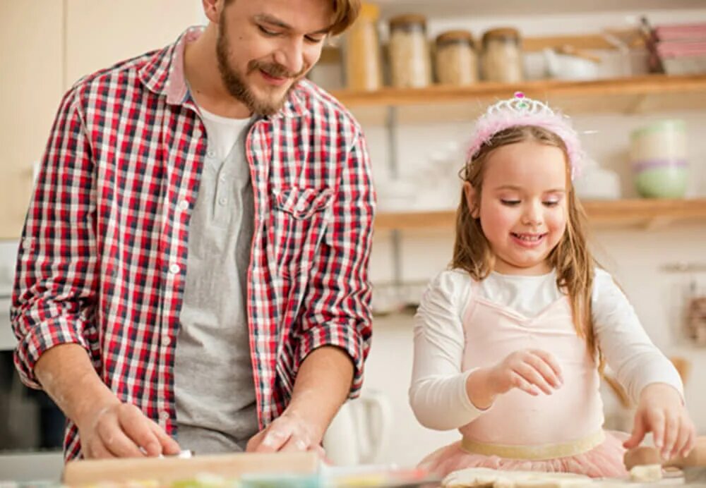 Father and daughter Baked. Childhood Cooking with dad. Dad in the Kitchen. A perfect Day with my dad. 30 activities