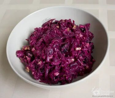 Салат со свеклой с орехами с чесноком
