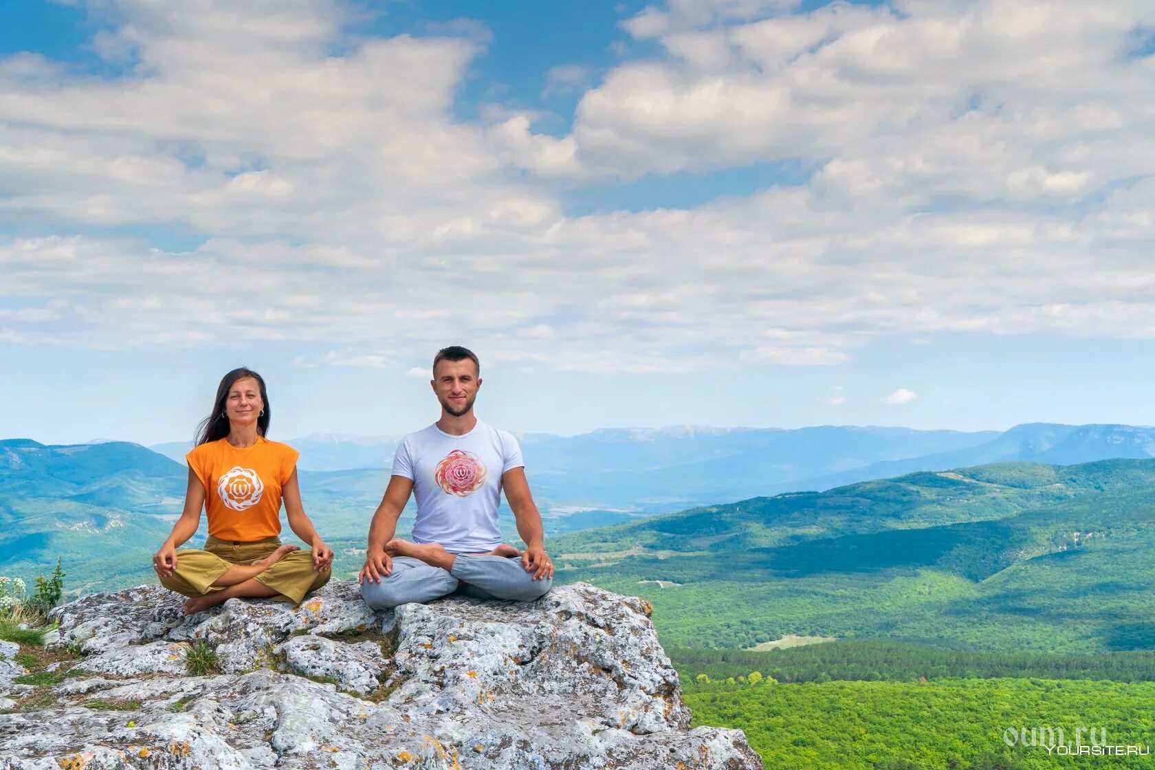 Йога тур в горах. Медитация в горах. Медитация на вершине горы. Мужчина медитирует в горах.