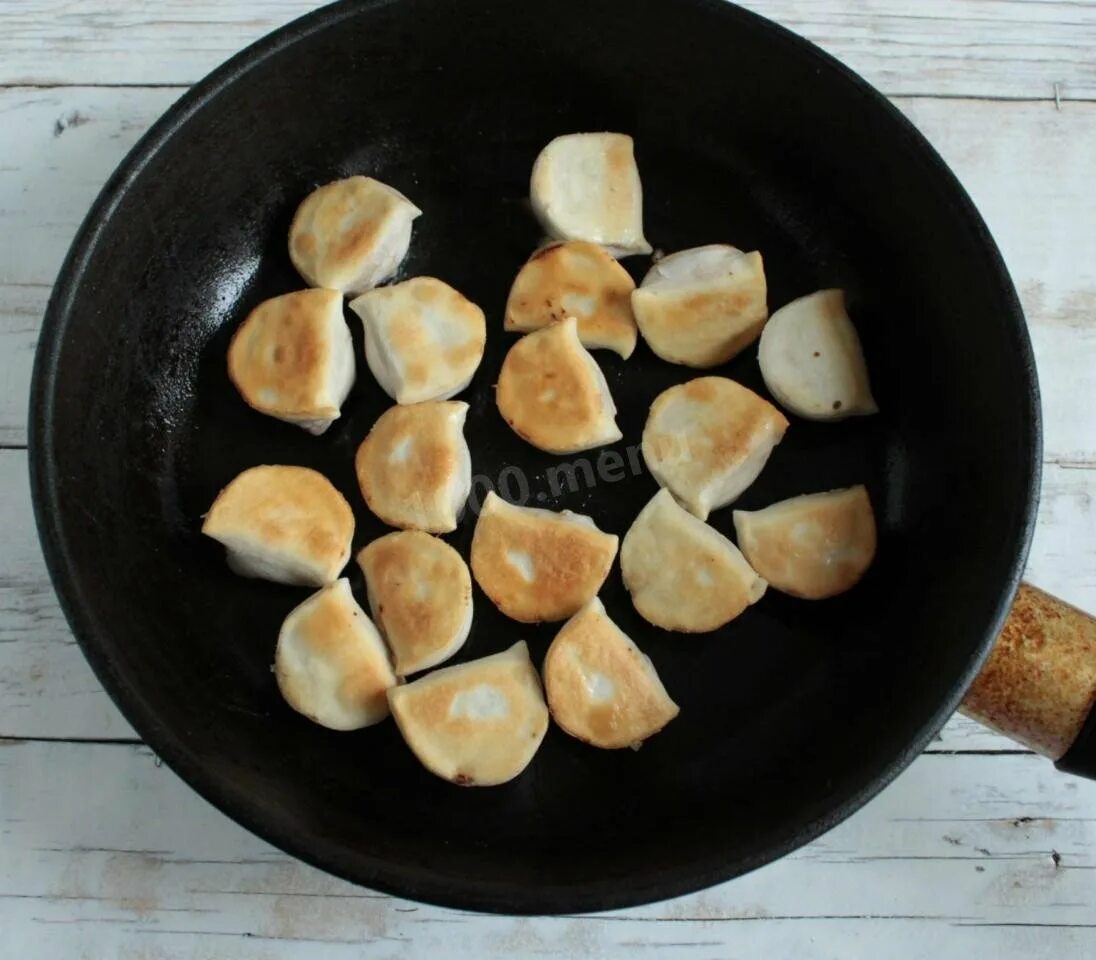 Можно ли пожарить пельмени. Жареные пельмени. Вкусные пельмени на сковороде. Жареные пельмени на сковороде. Жареные пельмешки.