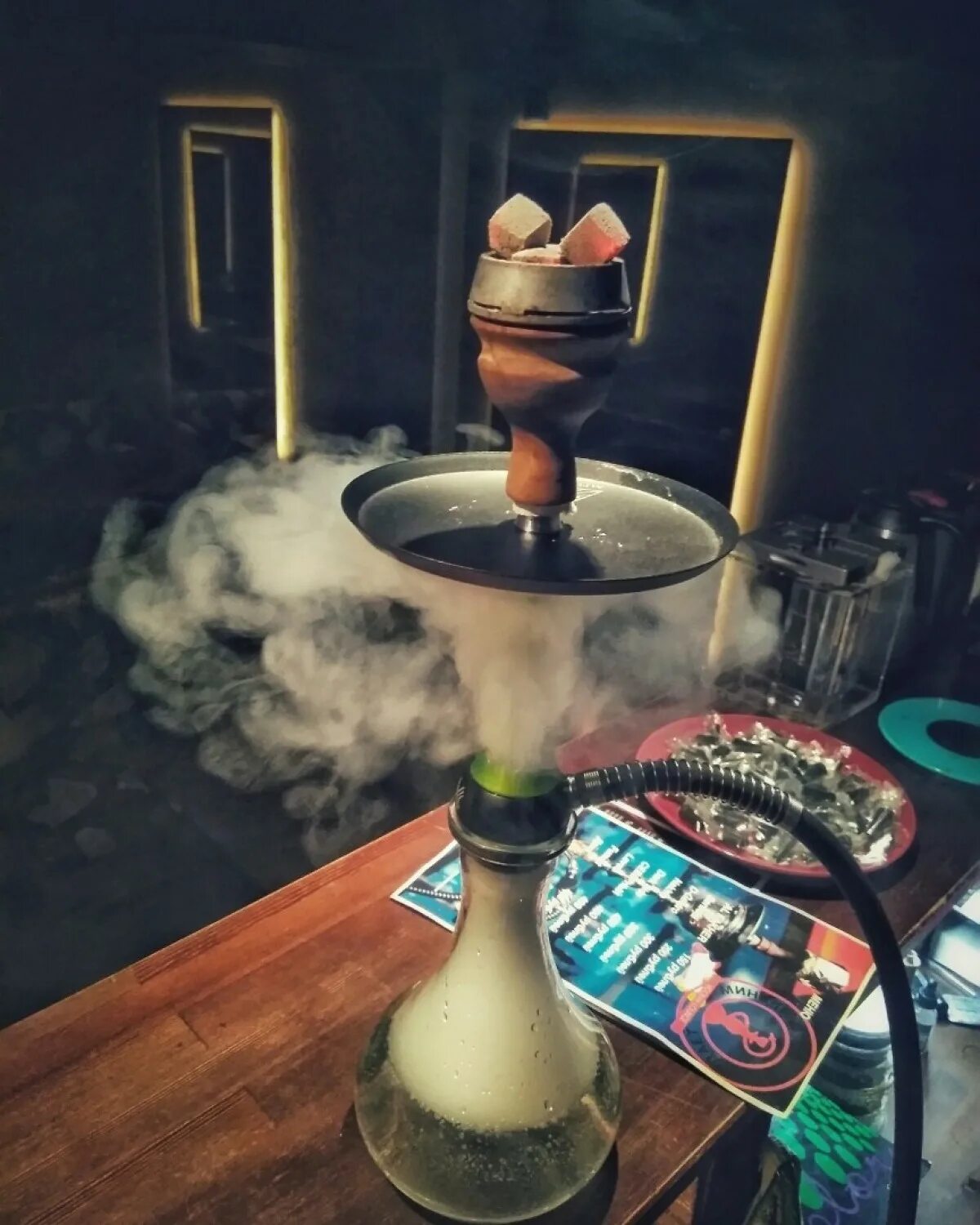 Кальянная с едой. Alpha Hookah кальян с дымом. Кальян в кальянной. Креативные кальяны. Красивый кальян.