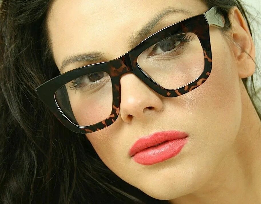 Очки для зрения. Женщины в очках для зрения. Широкая оправа для очков. Купишь широкие очки