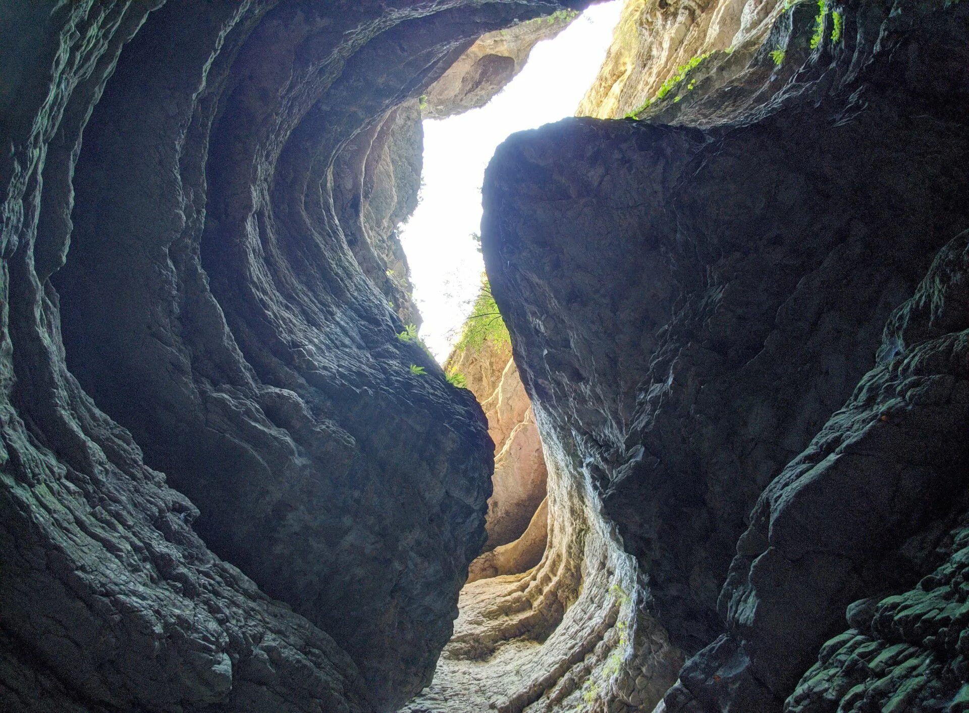 в поиске ущелий. виа феррата крым. северная осетия куртинское ущелье. салтинское ущелье дагестан. горы кавказа аргунское ущелье.