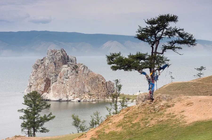 На горе шаманка. На горе шаманка. Скала шаманка на острове ольхон. Ольхон мыс бурхан скала шаманка. Амурские столбы хабаровского края шаман.