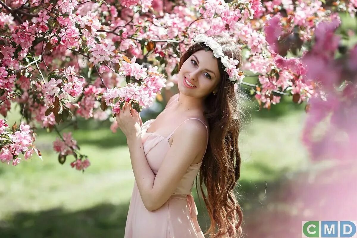 Девушка в цветущем саду. Девушка в цветущем яблоневом саду. Девушка и Цветущая вишня. 18 апрель женщин